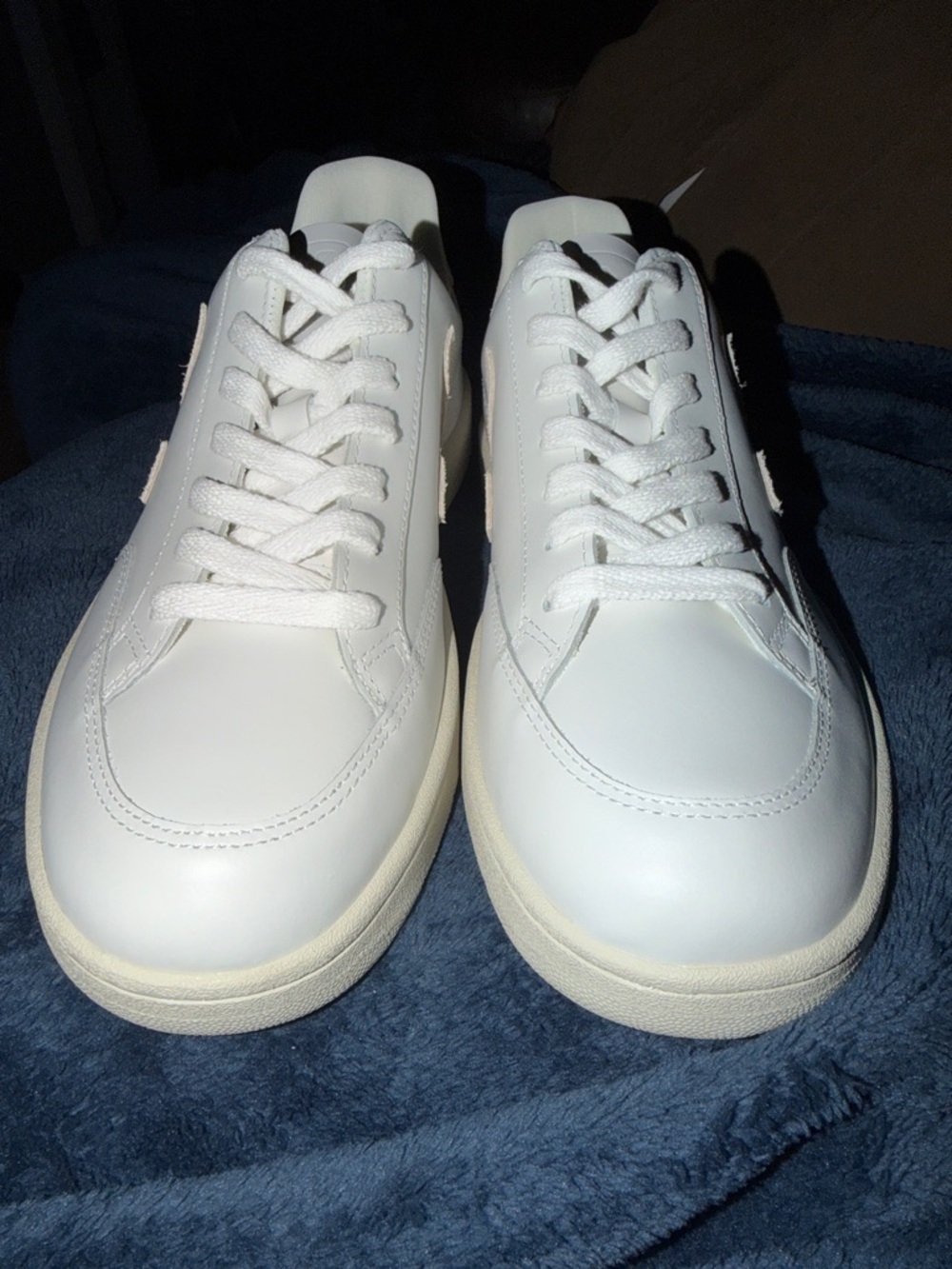Veja White Sneakers V-12 Leather
sz 41 - Picture 8 of 14
